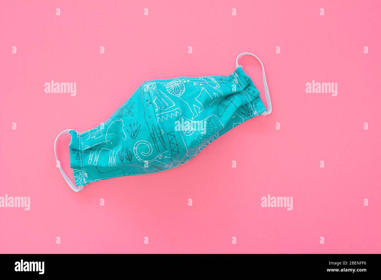 Blaue, grüne hausgemachte Gesichtsmaske für Kinder auf blauem Hintergrund Stockfoto