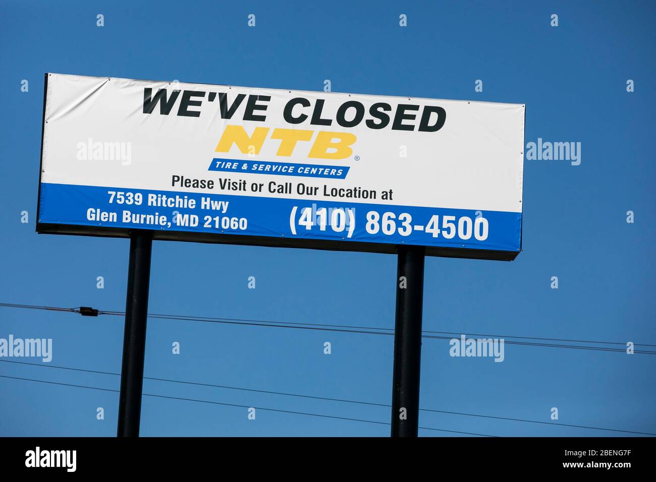 Ein Logo-Schild vor einem geschlossenen und verlassenen Standort von National Tire and Battery (NTB) in Glen Burnie, Maryland am 6. April 2020. Stockfoto