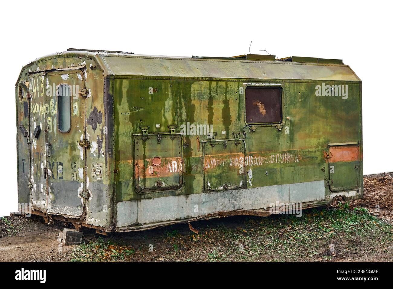 Grünes Metallgehäuse. Altes Wechselhaus für Bauherren isoliert auf weißem Hintergrund. Ändern Sie das Haus des Gasdienstes. Kein Logo. Übersetzung - 443 Vasilkov Stockfoto