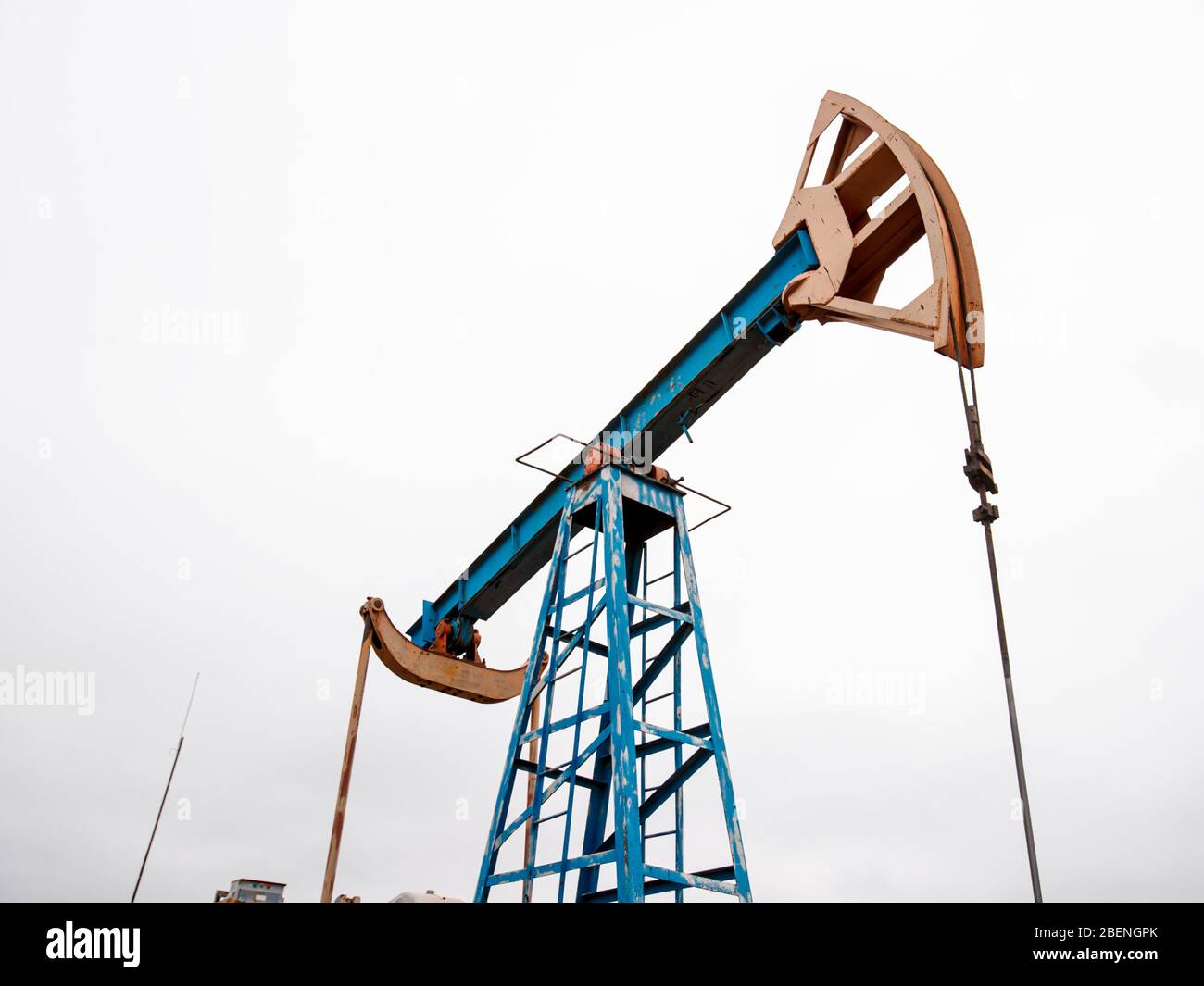 Grüne Ölpumpe Ölbohrinsel Energie Industriemaschine für Erdöl Rohöl. Ölkrise. Russland Pumpen Ölverschmutzung Stockfoto