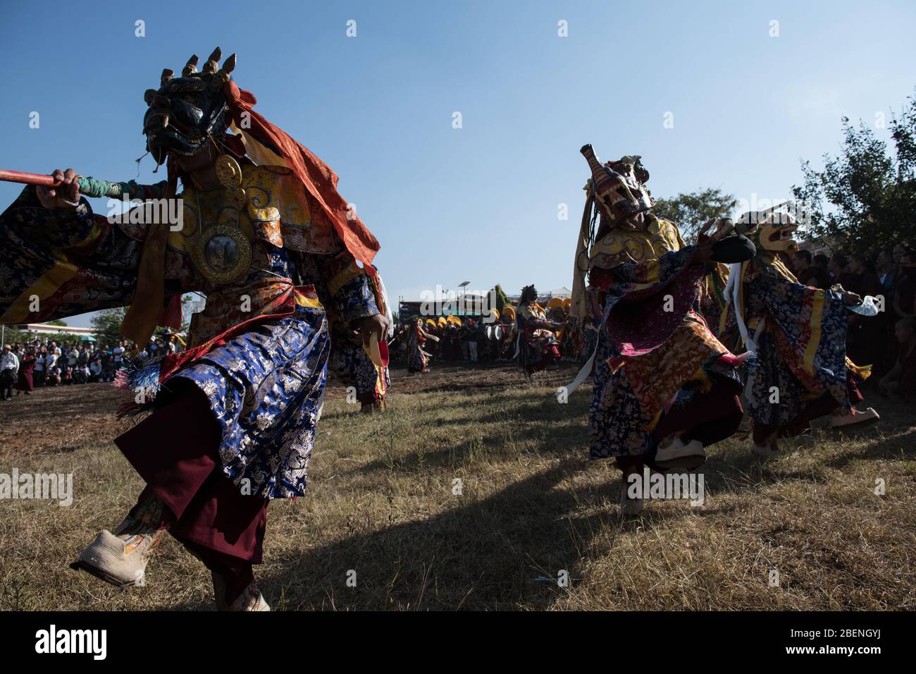 Cham Tanz mit Masken von tibetischen Mönchen während Losar (Tibetisches Neujahr) in Gurupura tibetischen Siedlung, Karnataka, Südindien. Stockfoto