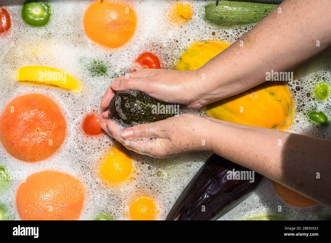 Waschen von Obst und Gemüse in Seifenwasser zur Desinfektion von  Coronavirus Stockfotografie - Alamy