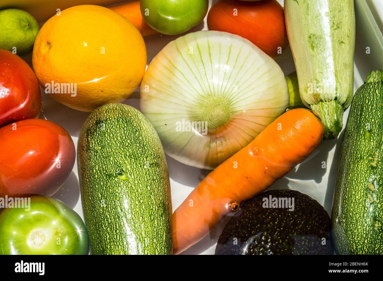 Waschen von Obst und Gemüse in Seifenwasser zur Desinfektion von Coronavirus. Stockfoto