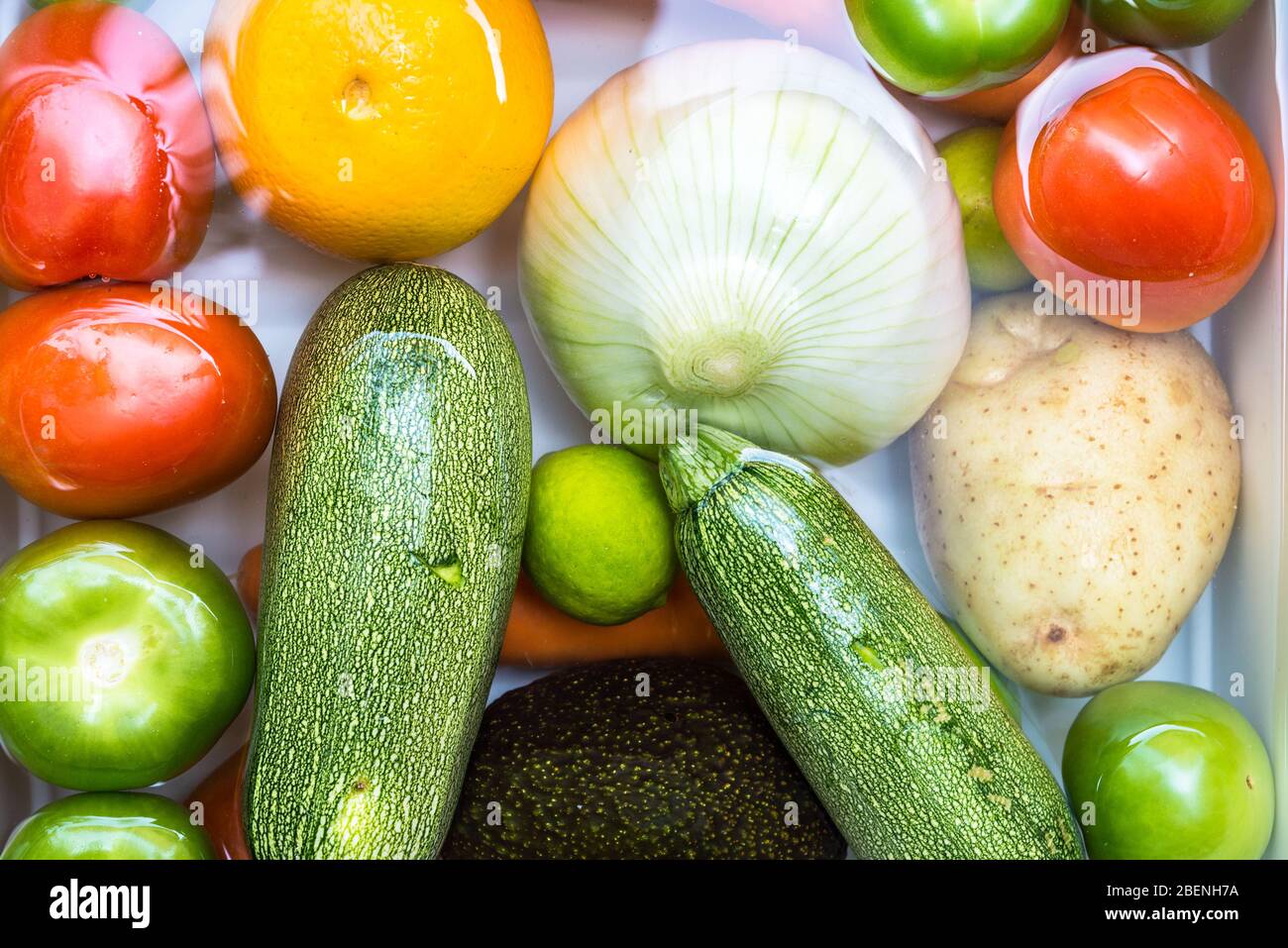 Waschen von Obst und Gemüse in Seifenwasser zur Desinfektion von Coronavirus. Stockfoto
