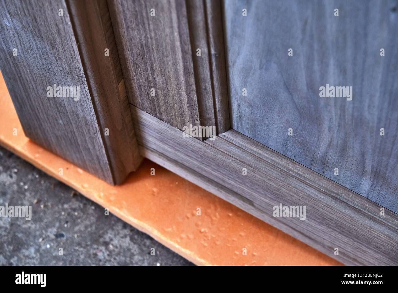 Abrichterelemente in einer Werkstatt. Kommode aus massivem Holz. Möbelherstellung. Nahaufnahme Stockfoto