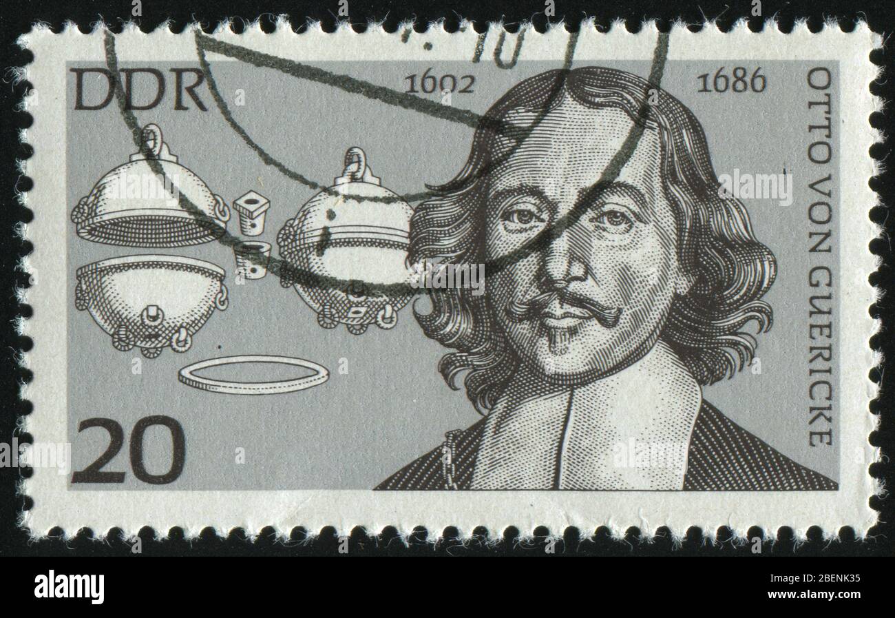 DEUTSCHLAND- UM 1977: Briefmarke gedruckt von Deutschland, zeigt Otto von Guericke und Magdeburger Hemisphären, um 1977. Stockfoto