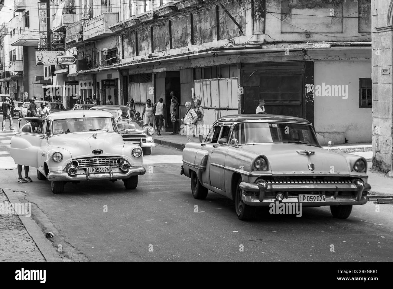 Bunte amerikanische Autos füllen einen engen Rahmen im Centro Havana (Kuba) eines Morgens im November 2015. Stockfoto