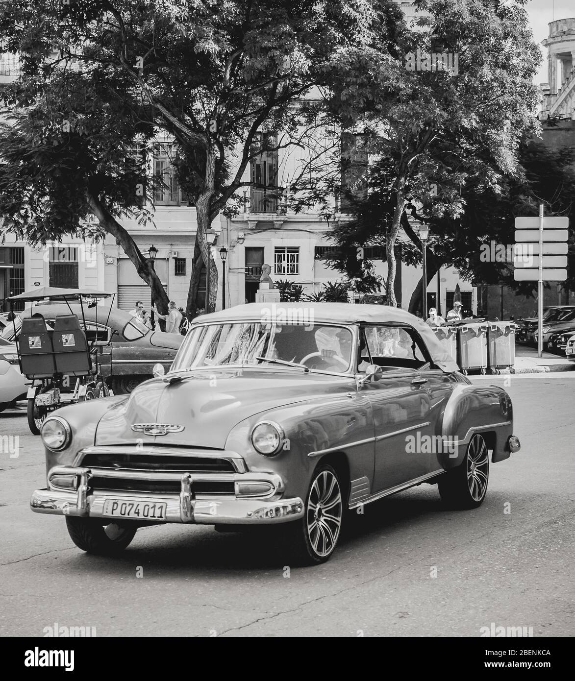 Der stolze Besitzer dieses goldfarbenen Klassikers fährt im August 2014 in Havanna, Kuba, eine Einbahnstraße entlang. Stockfoto
