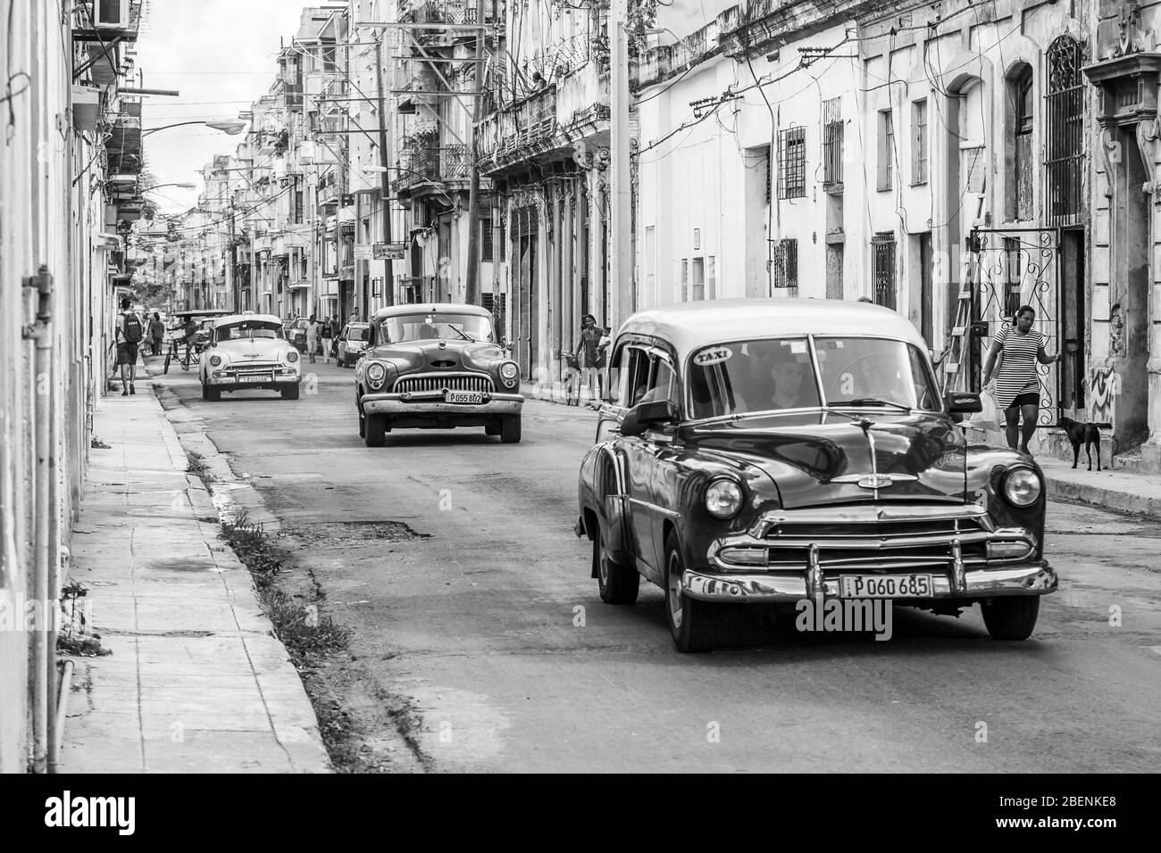 Belebte Straße voller alter Zeiten im Centro Havana (Kuba) um die Mittagszeit auf einer der wichtigsten Taxi-Routen November 2015. Stockfoto