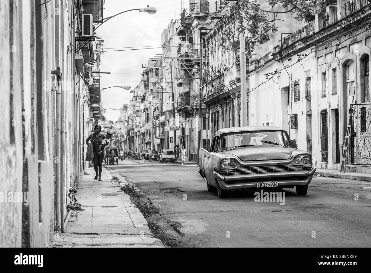 Ein alter amerikanischer Wagen fährt im November 2015 eine typische Straße im Centro Habana, Kuba entlang. Stockfoto