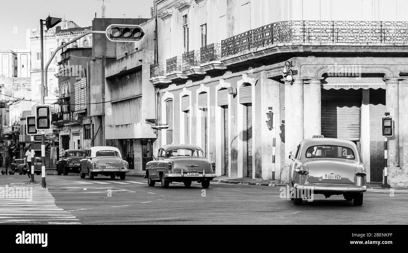 Ein Trio von blauen klassischen Autos fährt im November 2015 vom Prado in Havanna, Kuba. Stockfoto