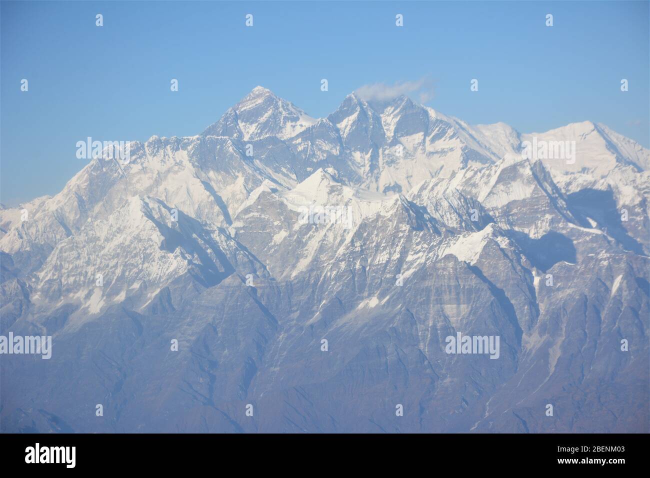 Blick auf den Himalaya, einschließlich des Mount Everest, vom Fensterplatz eines Passagierfluges von Kathmandu, Nepal, nach Paro, Bhutan. Stockfoto