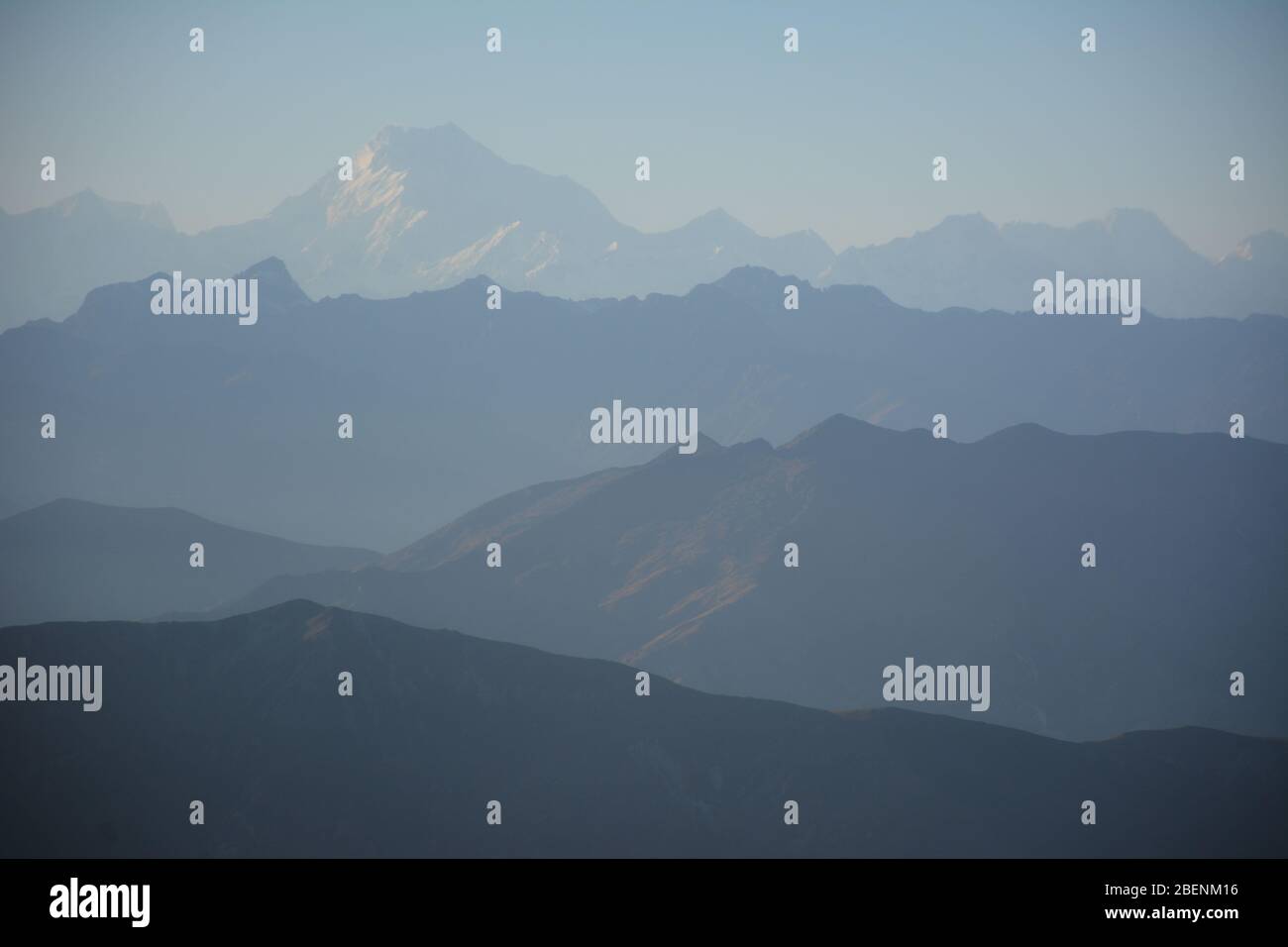 Blick auf den Himalaya, einschließlich des Mount Everest, vom Fensterplatz eines Passagierfluges von Kathmandu, Nepal, nach Paro, Bhutan. Stockfoto