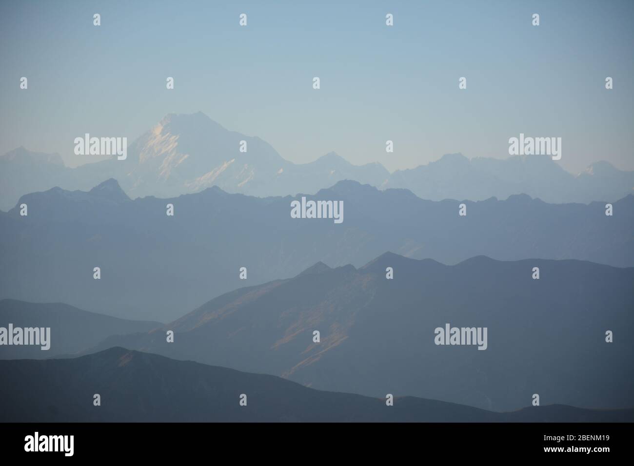 Blick auf den Himalaya, einschließlich des Mount Everest, vom Fensterplatz eines Passagierfluges von Kathmandu, Nepal, nach Paro, Bhutan. Stockfoto