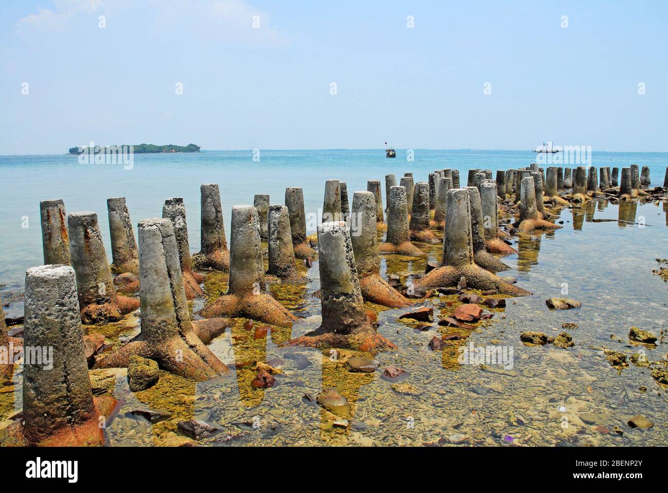 Wellenbrecher Blöcke am Meer in der Bucht von Jakarta Stockfoto