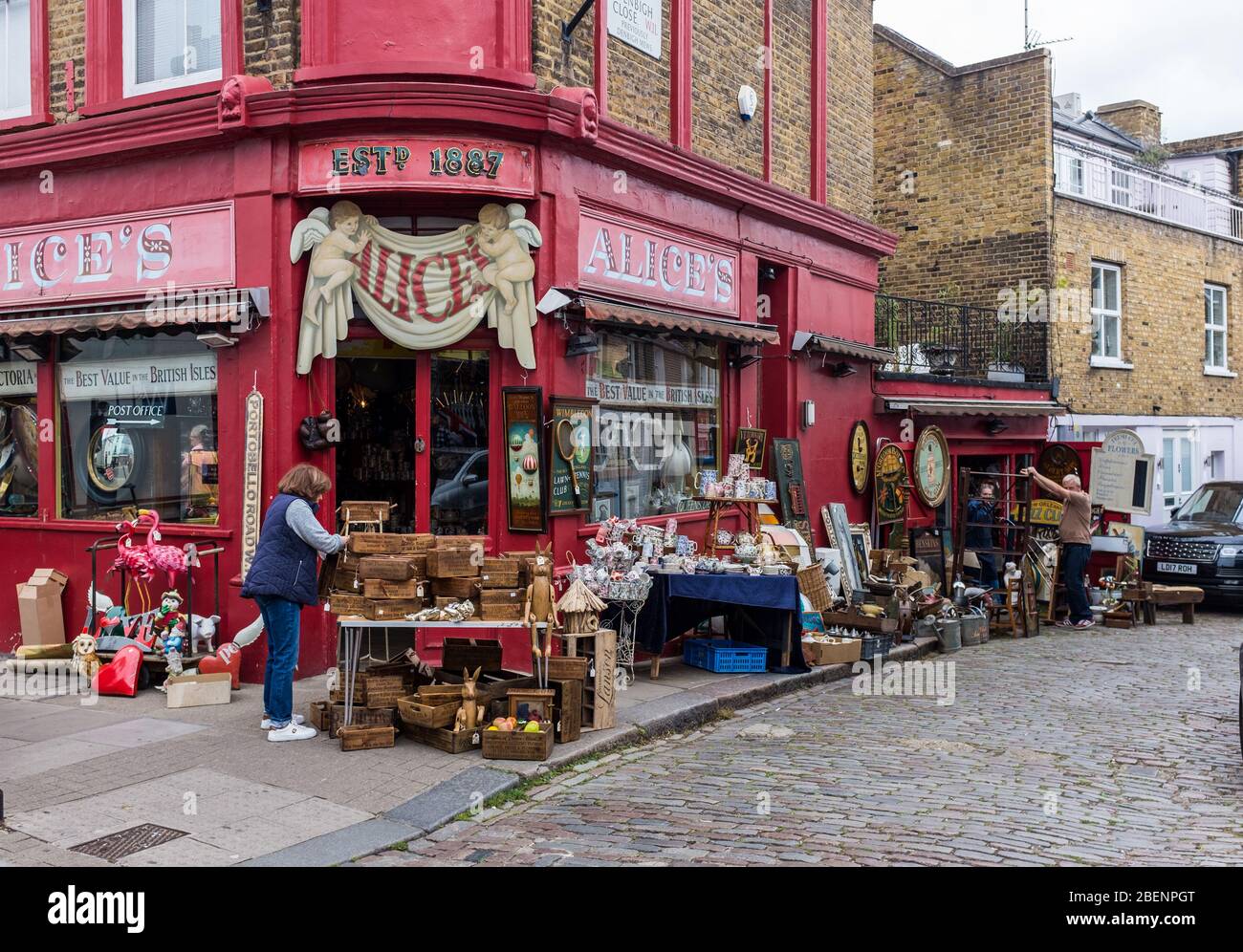 Alices Antiquitätengeschäft und Reproduktionen, 86 Portobello Road. London Stockfoto