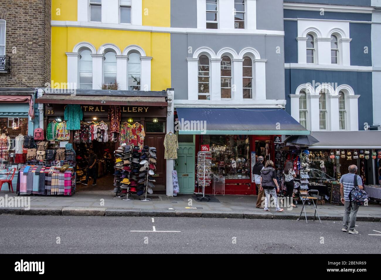 Portobello Road Market mit bunt bemalten Häusern und Antiquitätenläden Stockfoto