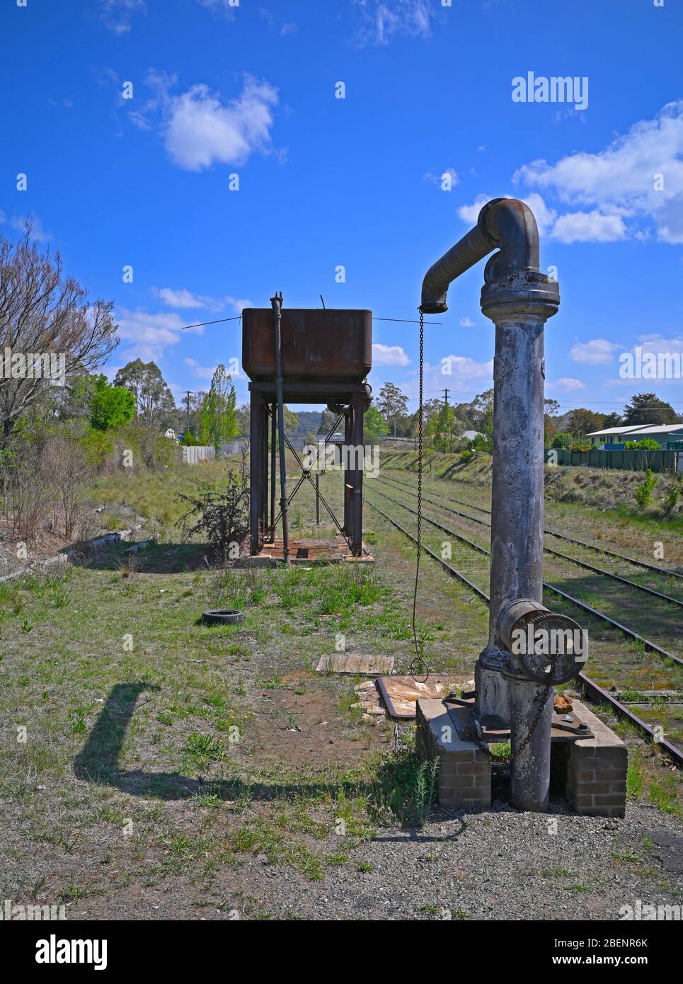 Der historische Wassertank und Pumpenkügelauslauf und Füllstoff für die alten Dampfzüge am Bahnhof Glen Innes wurden heute nicht mehr genutzt Stockfoto
