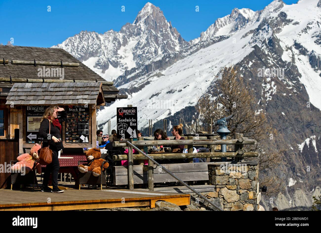 Bergrestaurant La Bergerie in Planpraz vor der Aiguille du Chardonnet, Chamonix, Haute-Savoie, Frankreich Stockfoto