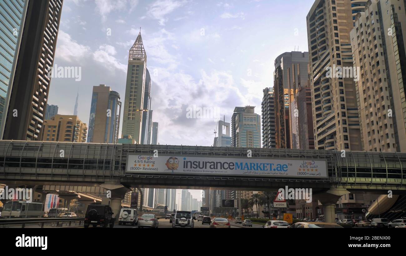 Dubai, VAE - 14. Dezember 2019: Fahren Sie entlang der Sheikh Zayed Road in Dubai. Stockfoto