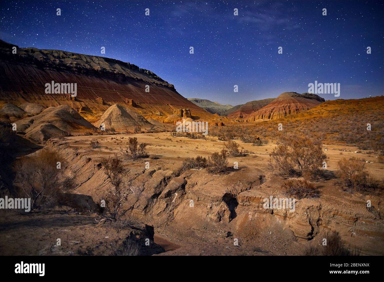 Rote Berge in der Schlucht Wüste bei Nacht Sternenhimmel Hintergrund. Astronomie Fotografie von Raum und Landschaft. Stockfoto