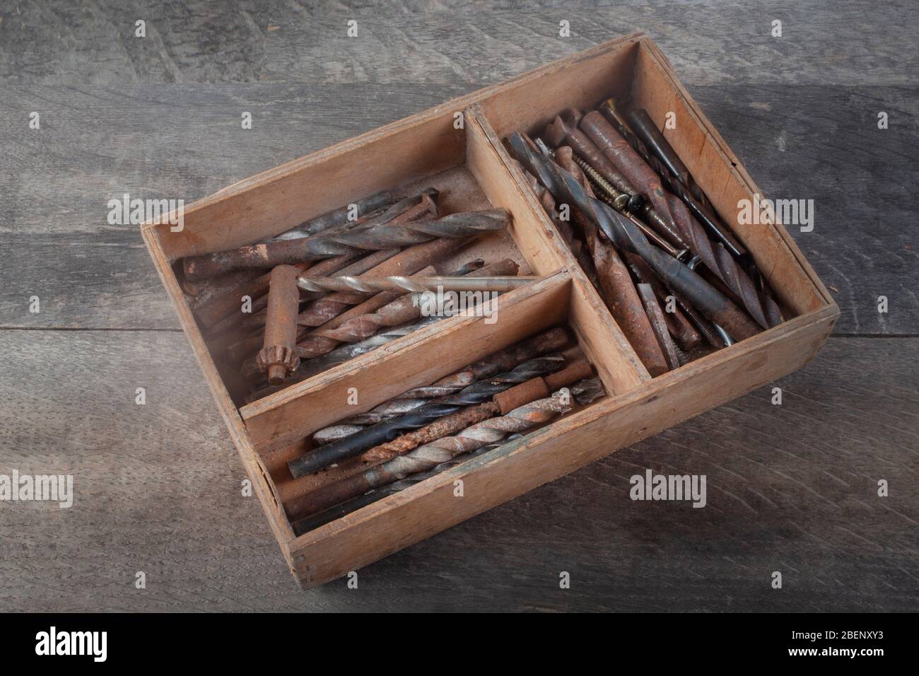 studio Foto von Holzkiste von gebrauchten Bohrern auf Holzhintergrund Stockfoto