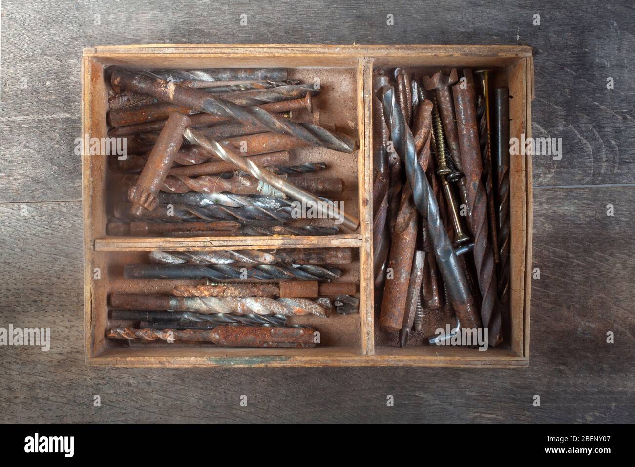 studio Foto von Holzkiste von gebrauchten Bohrern auf Holzhintergrund Stockfoto