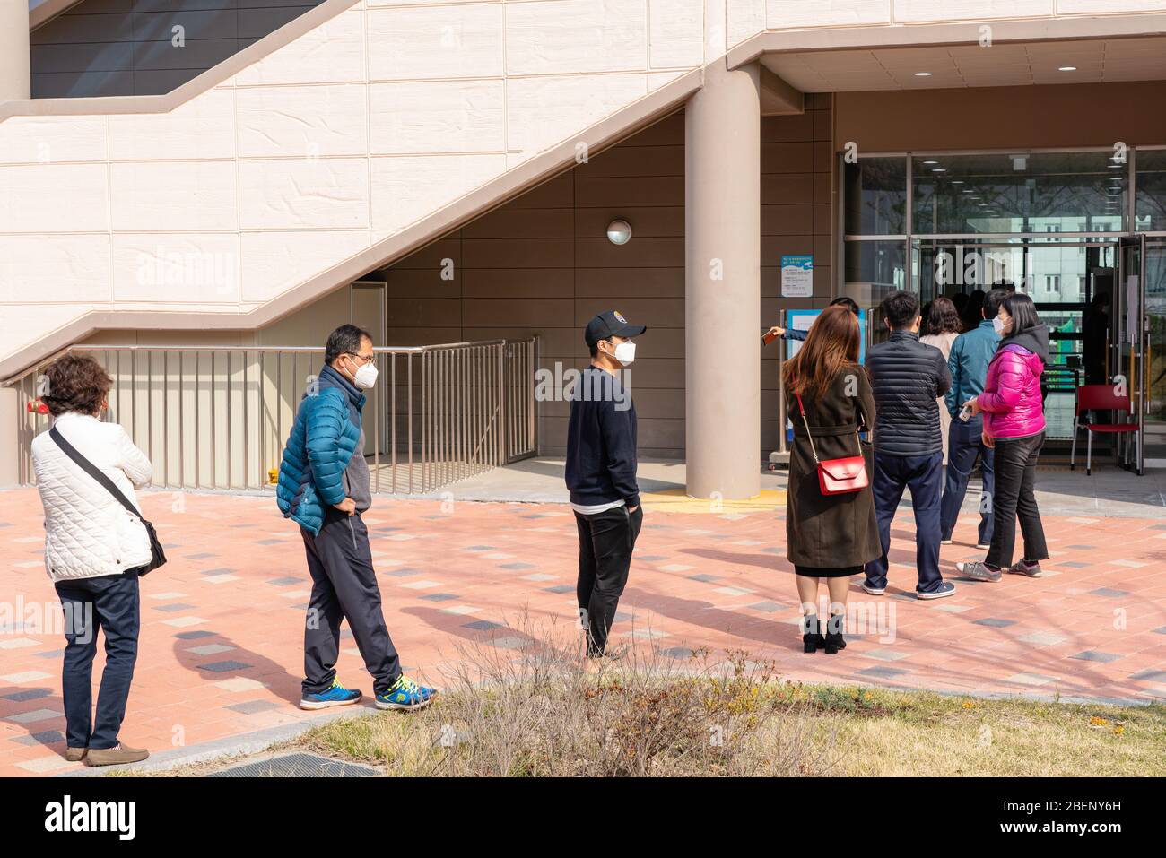 Uiwang Si, Südkorea. April 2020. Menschen, die Gesichtsmasken tragen, um die Ausbreitung der Coronavirus-Warteschlange im Wahllokal zu verhüten, um während der Parlamentswahlen für ihre Führer zu stimmen. Südkorea hält heute seine Parlamentswahlen ab und wird als erstes Land, das nationale Wahlen inmitten der Coronavirus-Pandemie abgehalten hat, zu Protokoll geben. Quelle: SOPA Images Limited/Alamy Live News Stockfoto