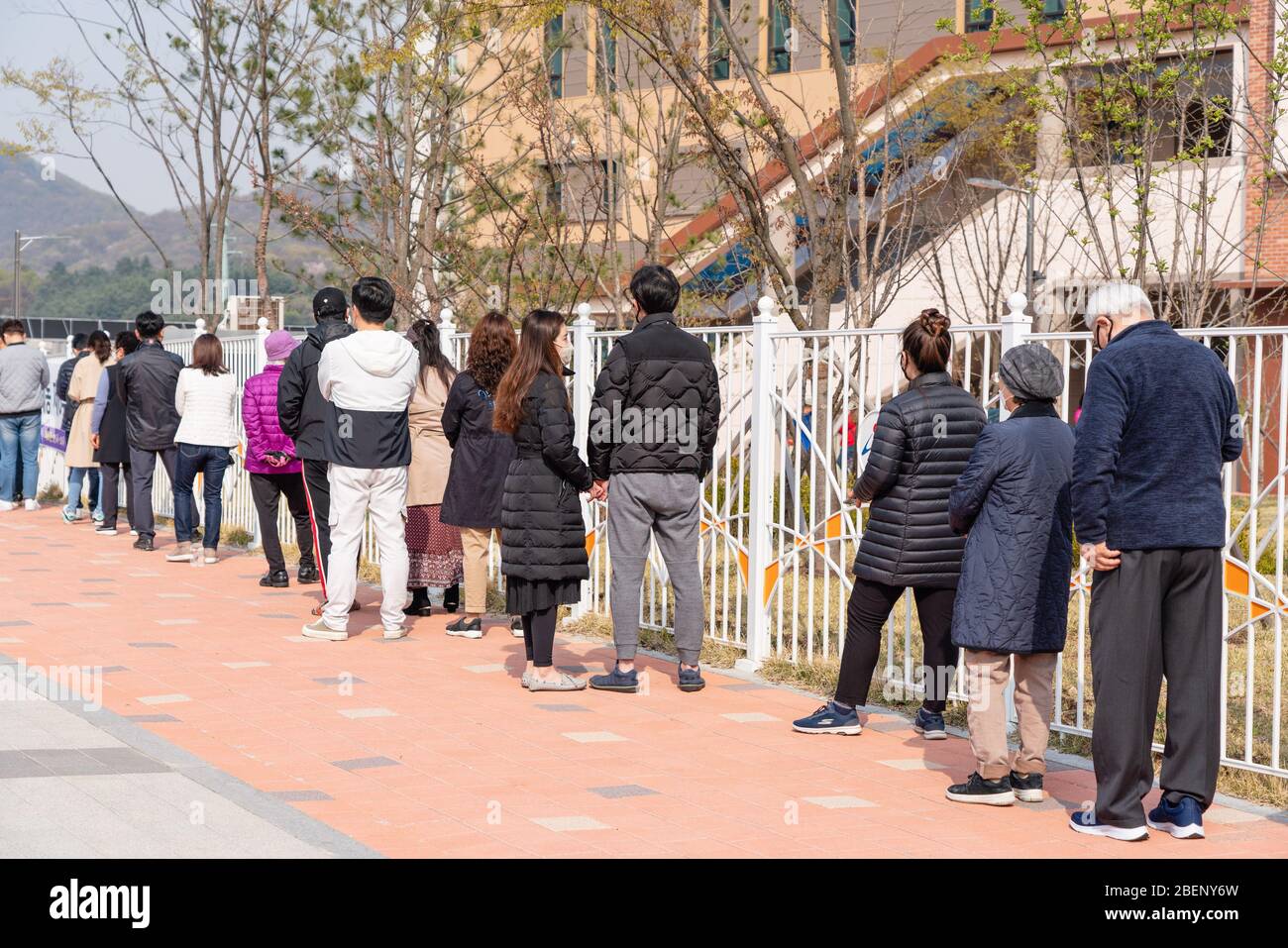 Uiwang Si, Südkorea. April 2020. Menschen, die Gesichtsmasken tragen, um die Ausbreitung der Coronavirus-Warteschlange im Wahllokal zu verhüten, um während der Parlamentswahlen für ihre Führer zu stimmen. Südkorea hält heute seine Parlamentswahlen ab und wird als erstes Land, das nationale Wahlen inmitten der Coronavirus-Pandemie abgehalten hat, zu Protokoll geben. Quelle: SOPA Images Limited/Alamy Live News Stockfoto