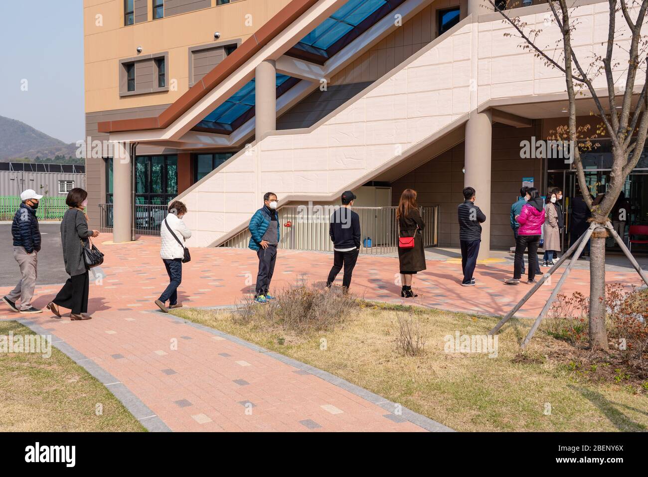 Uiwang Si, Südkorea. April 2020. Menschen, die Gesichtsmasken tragen, um die Ausbreitung der Coronavirus-Warteschlange im Wahllokal zu verhüten, um während der Parlamentswahlen für ihre Führer zu stimmen. Südkorea hält heute seine Parlamentswahlen ab und wird als erstes Land, das nationale Wahlen inmitten der Coronavirus-Pandemie abgehalten hat, zu Protokoll geben. Quelle: SOPA Images Limited/Alamy Live News Stockfoto