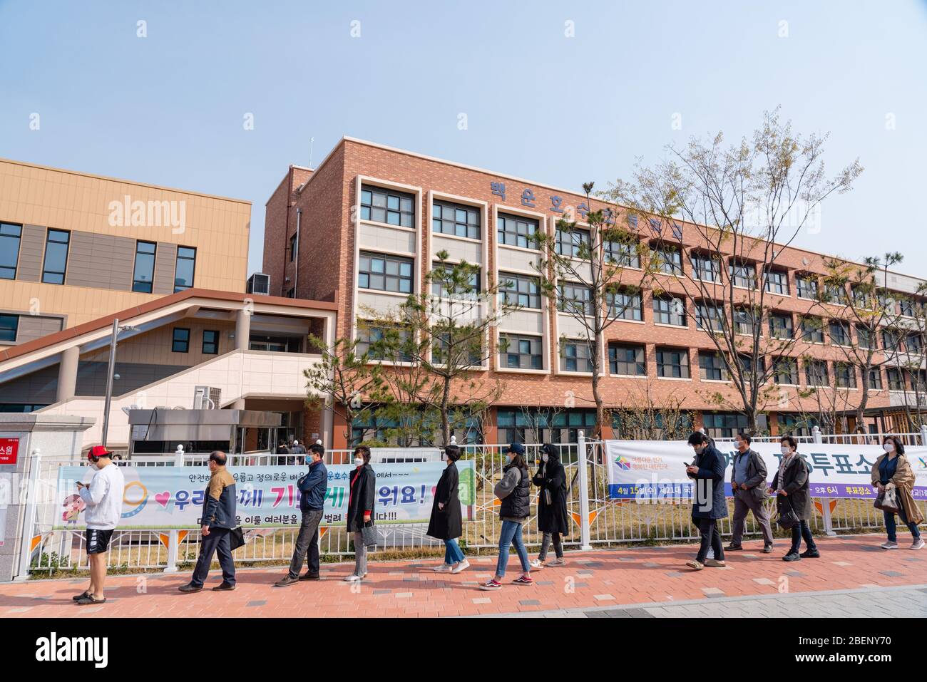 Uiwang Si, Südkorea. April 2020. Menschen, die Gesichtsmasken tragen, um die Ausbreitung der Coronavirus-Warteschlange im Wahllokal zu verhüten, um während der Parlamentswahlen für ihre Führer zu stimmen. Südkorea hält heute seine Parlamentswahlen ab und wird als erstes Land, das nationale Wahlen inmitten der Coronavirus-Pandemie abgehalten hat, zu Protokoll geben. Quelle: SOPA Images Limited/Alamy Live News Stockfoto