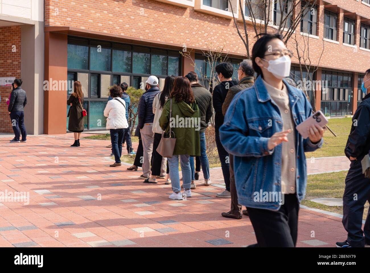 Uiwang Si, Südkorea. April 2020. Menschen, die Gesichtsmasken tragen, um die Ausbreitung der Coronavirus-Warteschlange im Wahllokal zu verhüten, um während der Parlamentswahlen für ihre Führer zu stimmen. Südkorea hält heute seine Parlamentswahlen ab und wird als erstes Land, das nationale Wahlen inmitten der Coronavirus-Pandemie abgehalten hat, zu Protokoll geben. Quelle: SOPA Images Limited/Alamy Live News Stockfoto