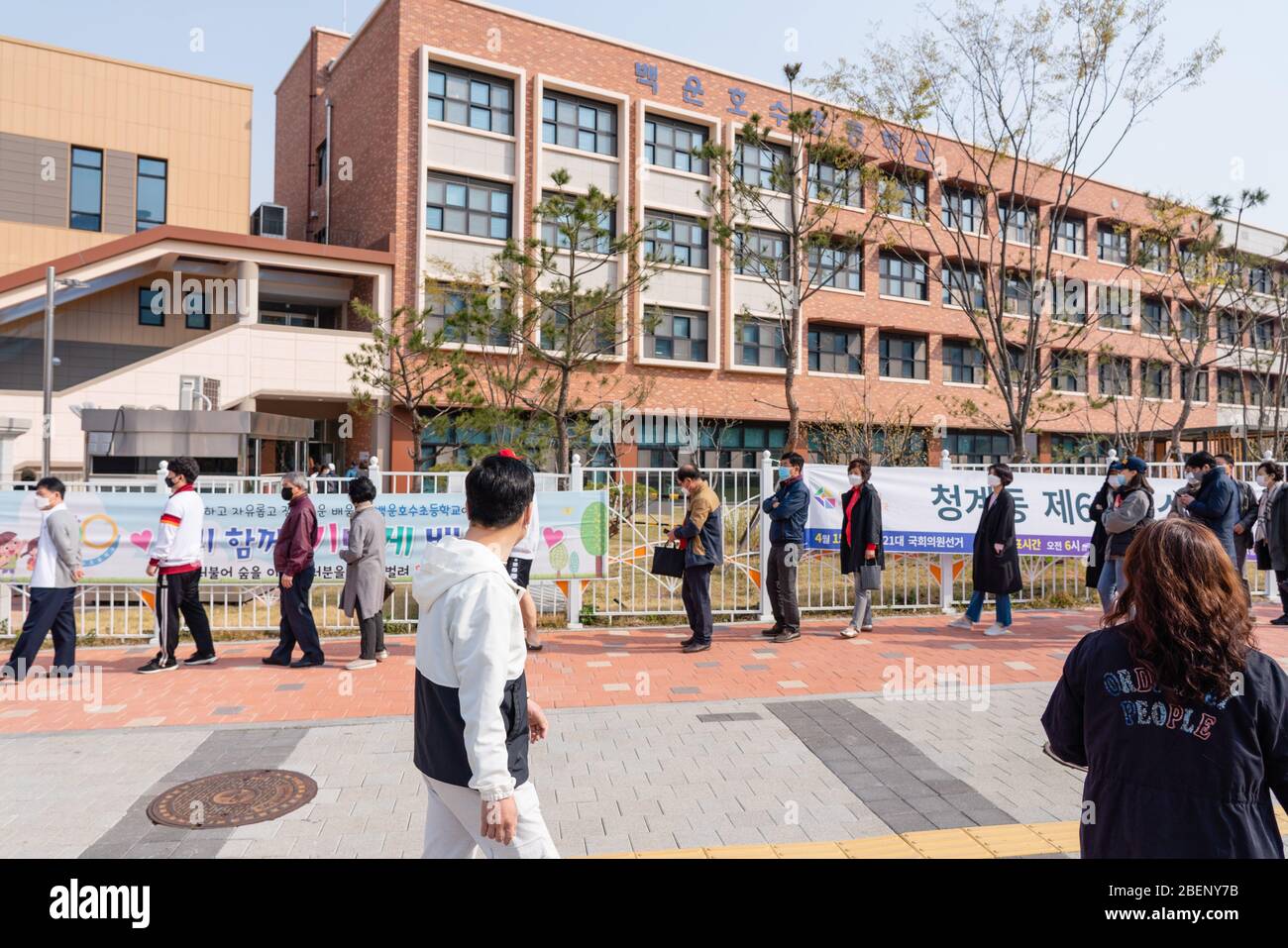 Uiwang Si, Südkorea. April 2020. Menschen, die Gesichtsmasken tragen, um die Ausbreitung der Coronavirus-Warteschlange im Wahllokal zu verhüten, um während der Parlamentswahlen für ihre Führer zu stimmen. Südkorea hält heute seine Parlamentswahlen ab und wird als erstes Land, das nationale Wahlen inmitten der Coronavirus-Pandemie abgehalten hat, zu Protokoll geben. Quelle: SOPA Images Limited/Alamy Live News Stockfoto