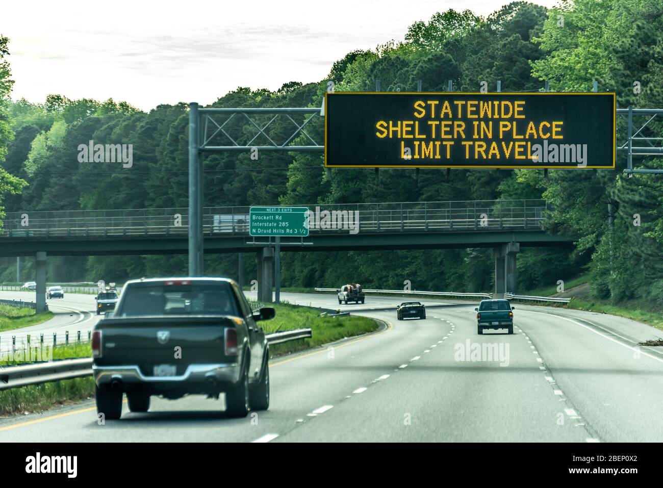 Coronavirus-Pandemie - Verkehrszeichen für "atewide Shelter in Place" über Highway 78 in Atlanta, Georgia während des COVID-19-Ausbruchs 2020. (USA) Stockfoto