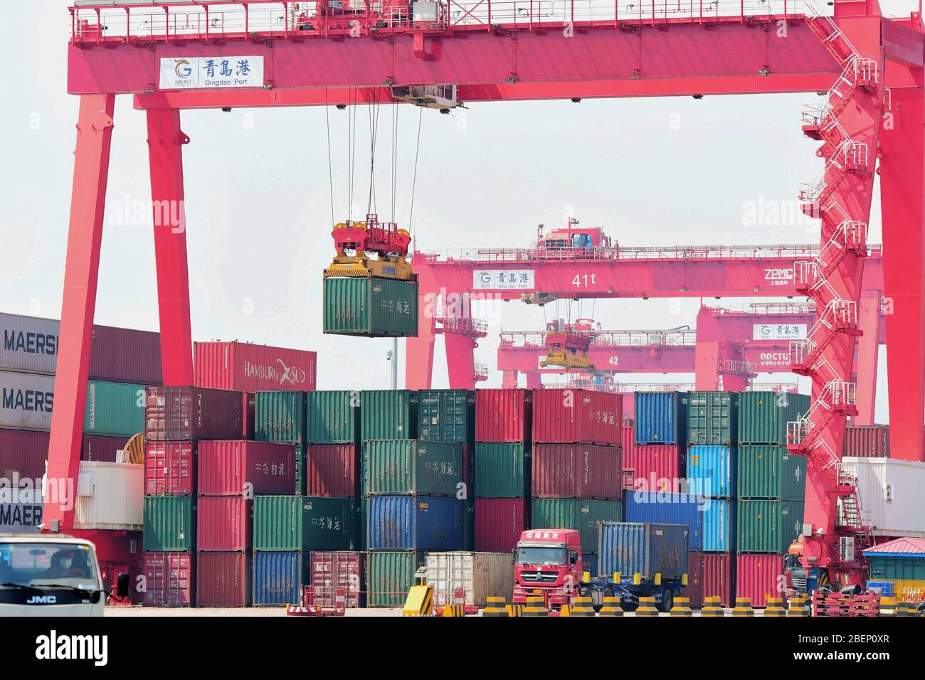 Qingdao, Qingdao, China. April 2020. Allgemeine Zollverwaltung: Im ersten Quartal sank der Gesamtwert der Importe und Exporte im Warenhandel um 6.4% gegenüber dem Vorjahr, Qingdao, Qingdao, China Credit: SIPA Asia/ZUMA Wire/Alamy Live News Stockfoto