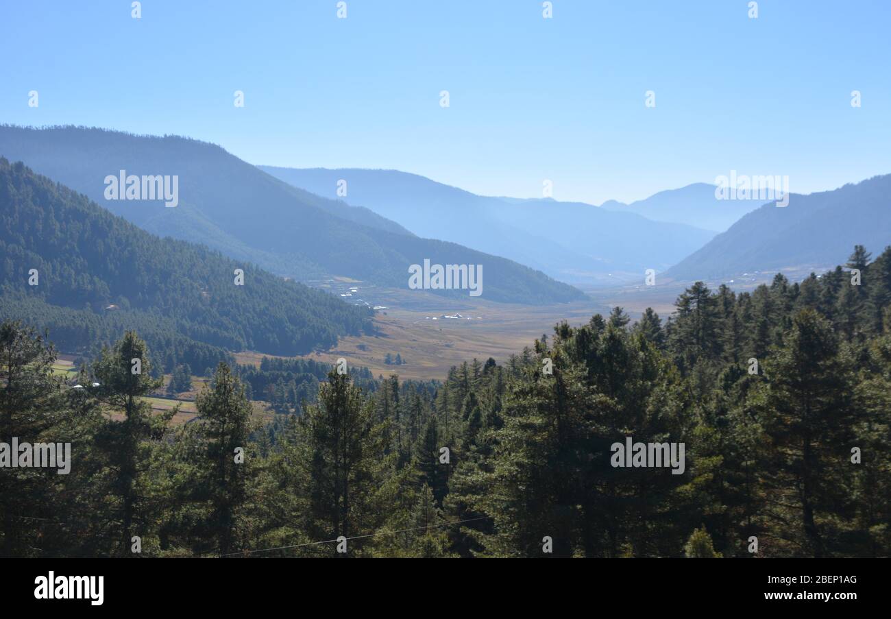 Die Phobjikha Valley in der Wangdue Phodrang Bezirk von Zentral-Bhutan ist ein U-förmigen Tal durch Vergletscherung gebildet. Stockfoto