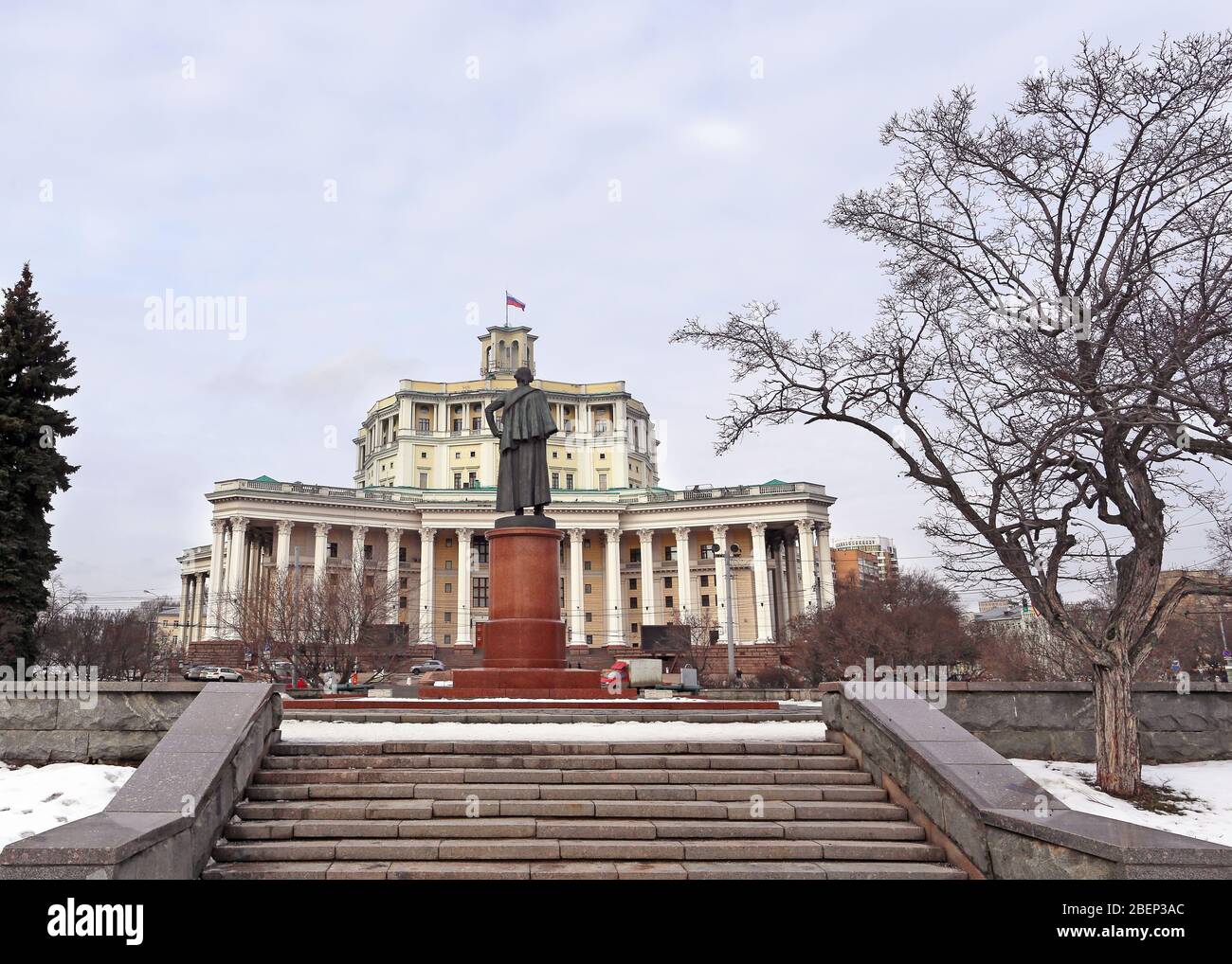 Theater der russischen Armee auf dem Suworowskaja-Platz in Moskau. Das Denkmal Suworow Stockfoto