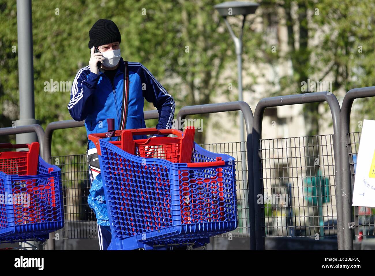 Coronavirus Pandemie Effekte: Lange Schlange, um den Supermarkt zum Einkaufen zu betreten. Mailand, Italien - April 2020 Stockfoto