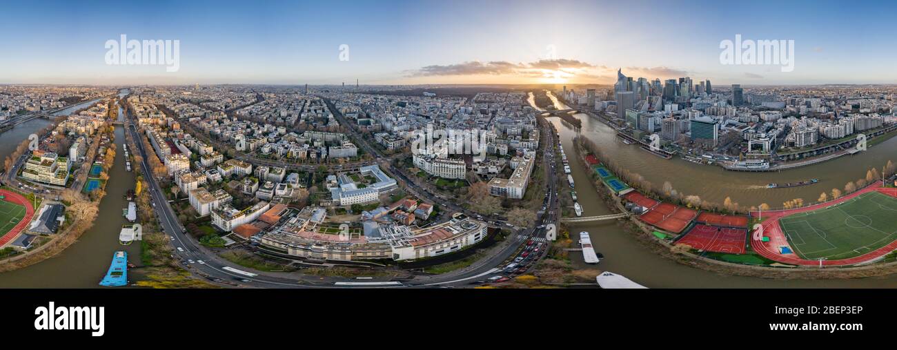 360 Luftaufnahme von Levallois und La Defense Wolkenkratzern bei la seine bei Sonnenuntergang Stockfoto