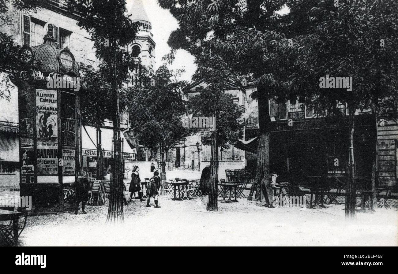 Vue sur la Place du Tertre et saint Pierre de Montmartre, dans le vieux Montmartre a Paris (colonne Morris a Gauche et publicite Banania) (Tertre Plac Stockfoto