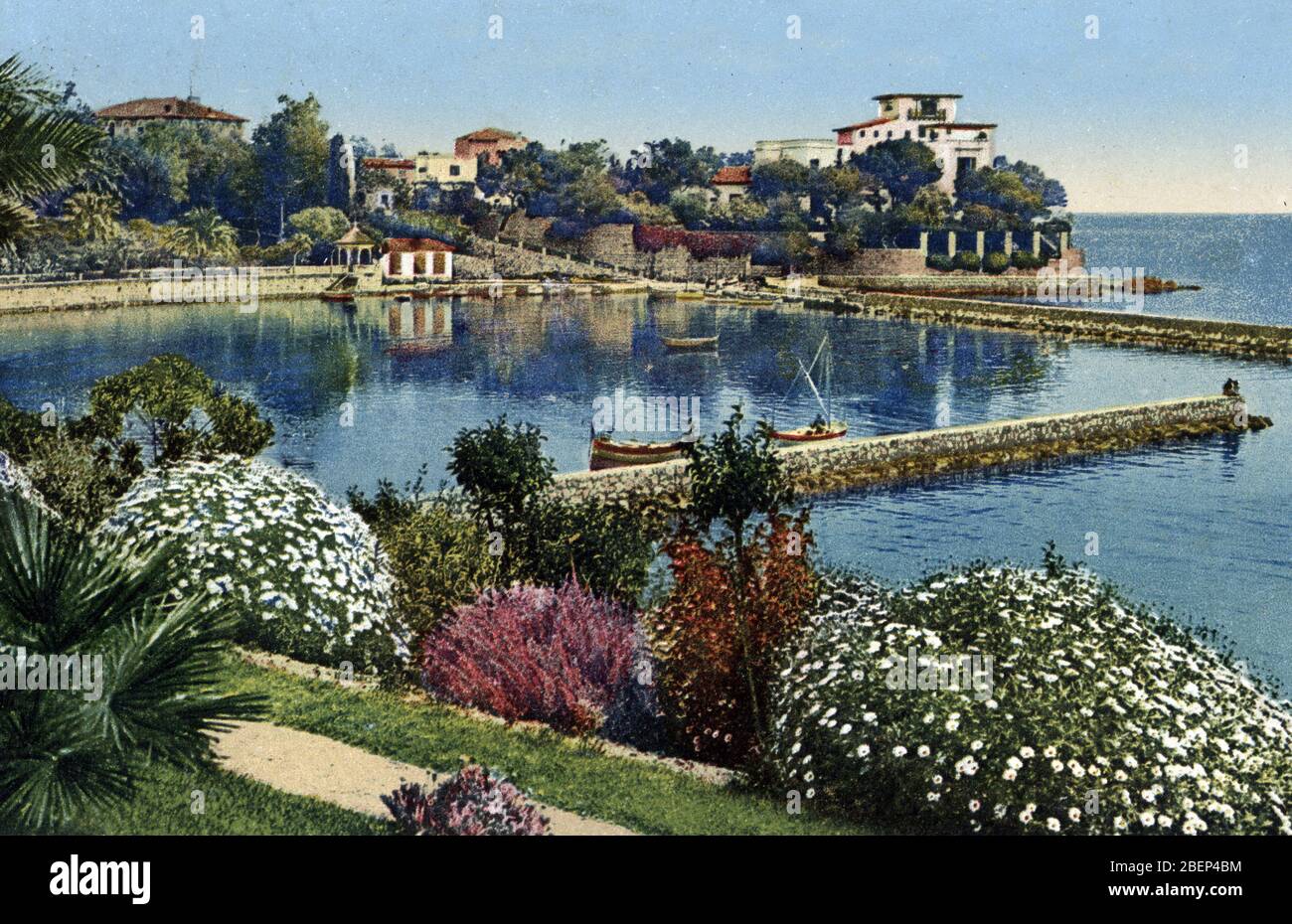 Vue sur Beaulieu sur mer avec le Port et et la pointe Fourmi Vers 1905, Alpes-Maritimes (Blick auf Beaulieu-sur-mer Seaside Village an der französischen Riviera Stockfoto