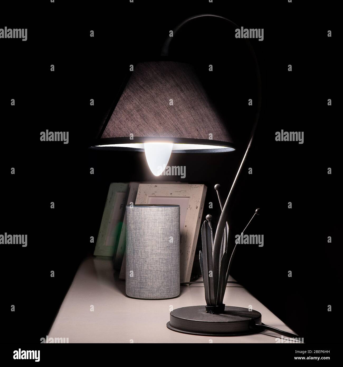 Vintage Iron Shade Lampe in dunkler Umgebung Nahaufnahme Ansicht Stockfoto