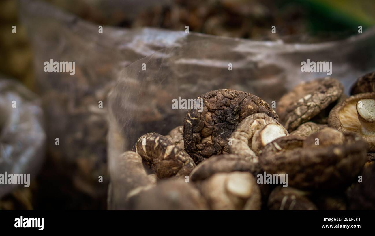 Nahaufnahme von braunen und trockenen Pilzen in einer Plastiktüte zum Verkauf Stockfoto