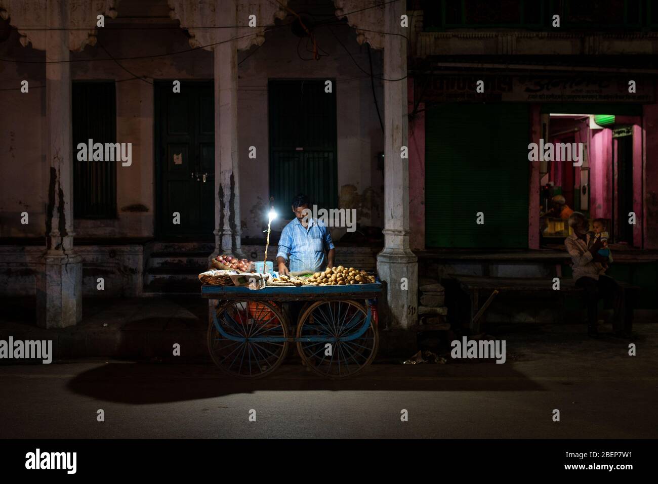 Straßenverkäufer auf den Straßen von Varanasi, Indien Stockfoto