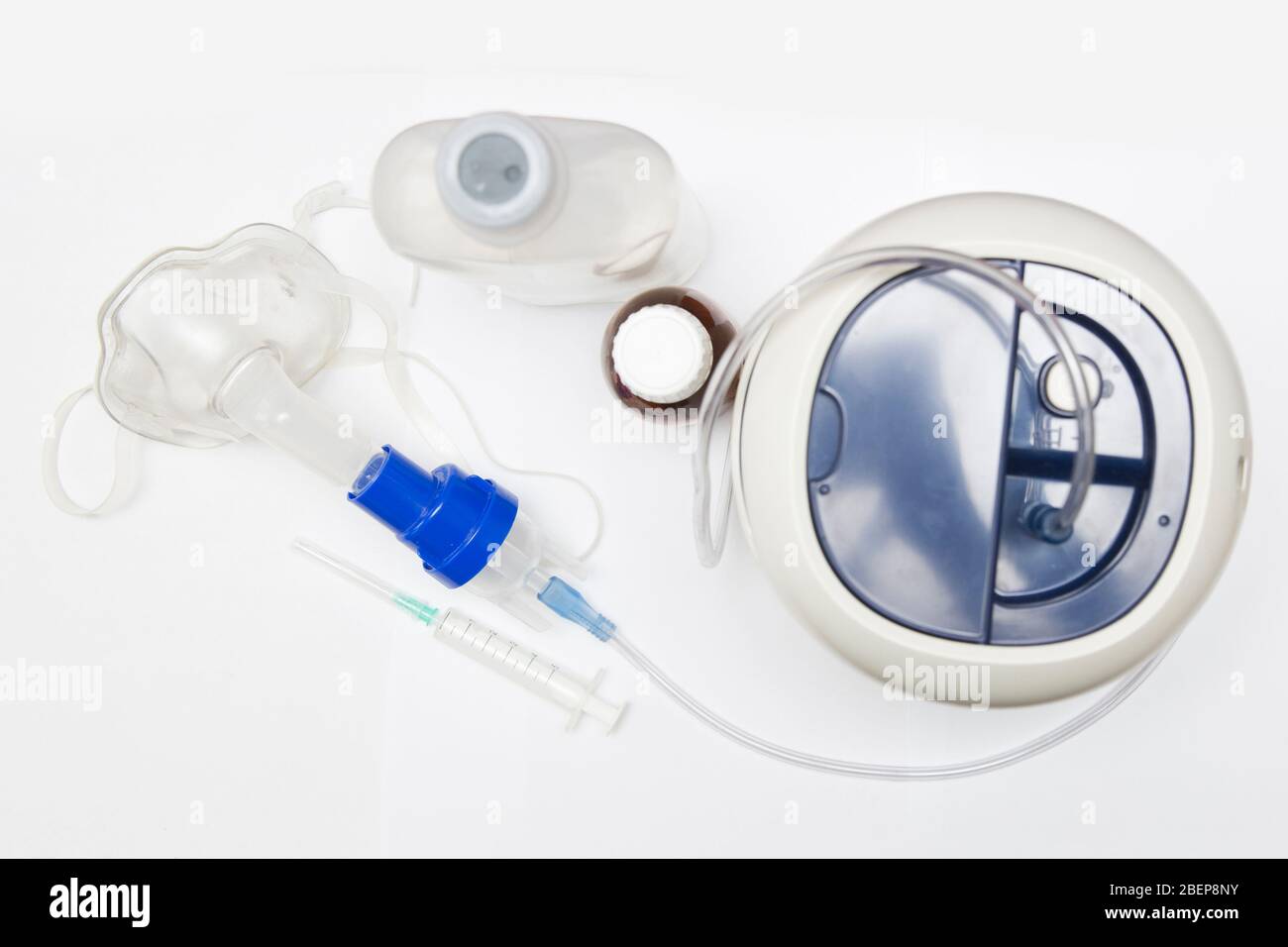 Medizinische Geräte zum Einatmen mit Atemschutzmaske, Vernebler auf dem weißen Tisch Stockfoto
