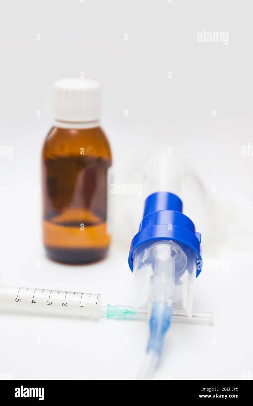 Medizinische Geräte zum Einatmen mit Atemschutzmaske, Vernebler auf dem weißen Tisch Stockfoto