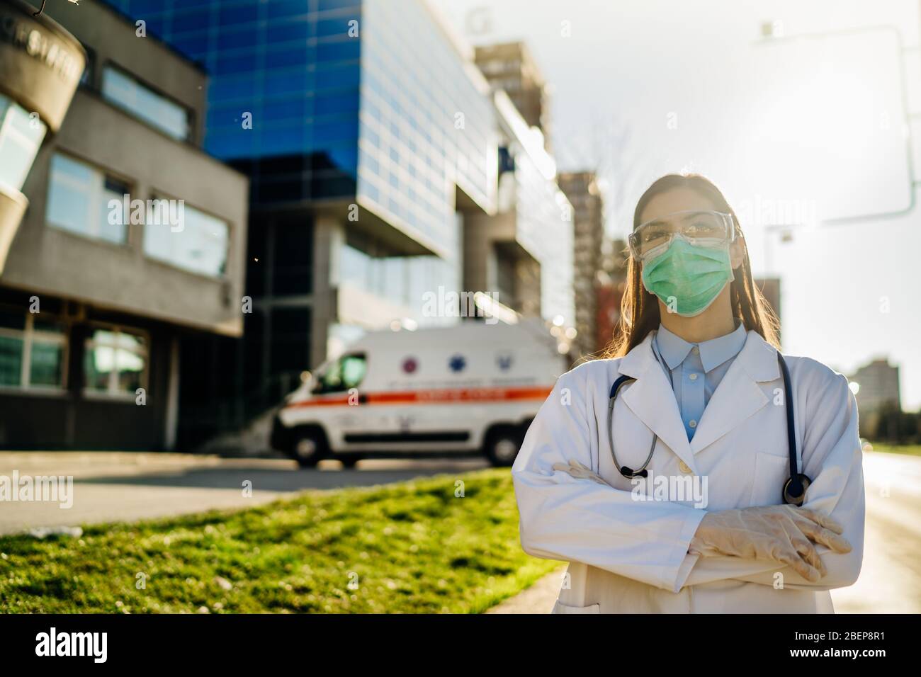 Tapferer optimistischer Sanitäter in der Front, der in einer Isolationskrankenhauseinrichtung mit infizierten Patienten arbeitet.Covid-19 Notaufnahme Triage Arzt wi Stockfoto