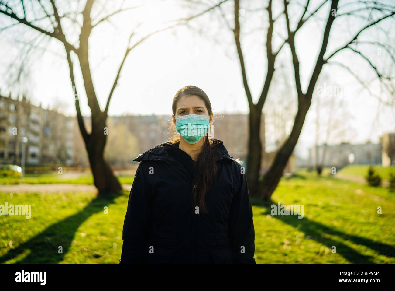 Depressive erschrocken Person trägt eine Maske, um Krankheit im Frühjahr Natur.Coronavirus Pandemie Leben.Panik und Angst vor Infektionen.emotional zu verhindern Stockfoto
