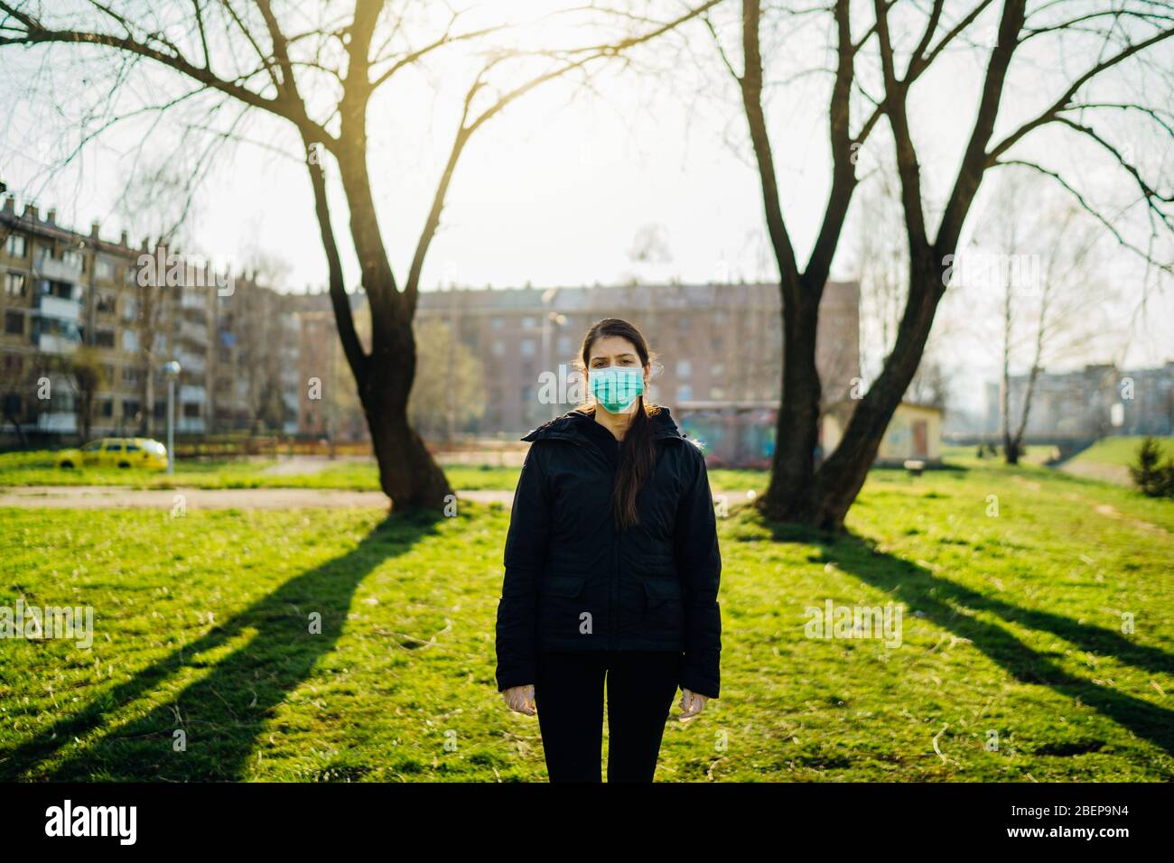 Depressive erschrocken Person trägt eine Maske, um Krankheit zu verhindern, die sich im Frühjahr Nature.Coronavirus Pandemie stumpfen life.Infection Panik und Angst.emotional ef Stockfoto