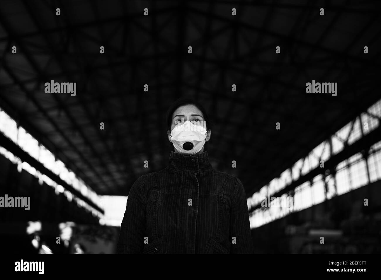 Depressive traurige Person mit Maske mit psychischen Zusammenbruch